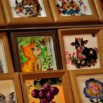 猪・虎・牛・鶏など干支の動物を描いた額絵が並ぶ様子