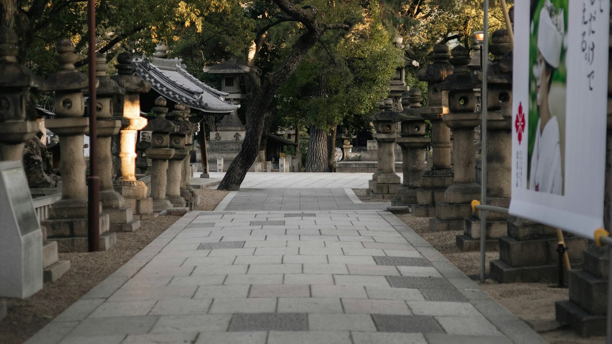 石灯籠が両脇に並ぶ神社の石畳の参道
