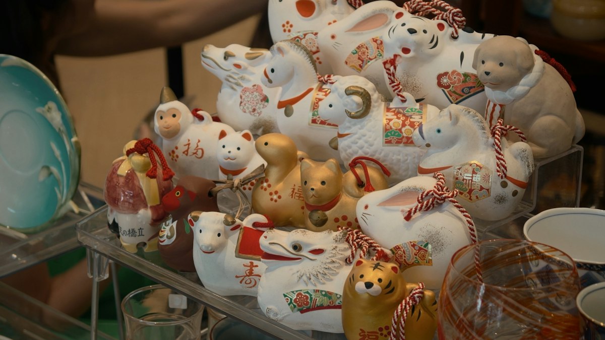 棚に並ぶ兎や犬など干支の土人形