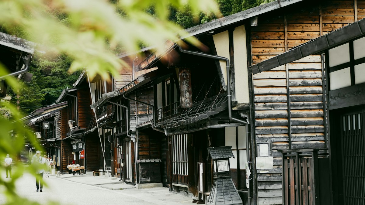 木造の古い家並みが続く宿場町の通り