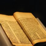 書見台に開かれた漢文の古い刊本
