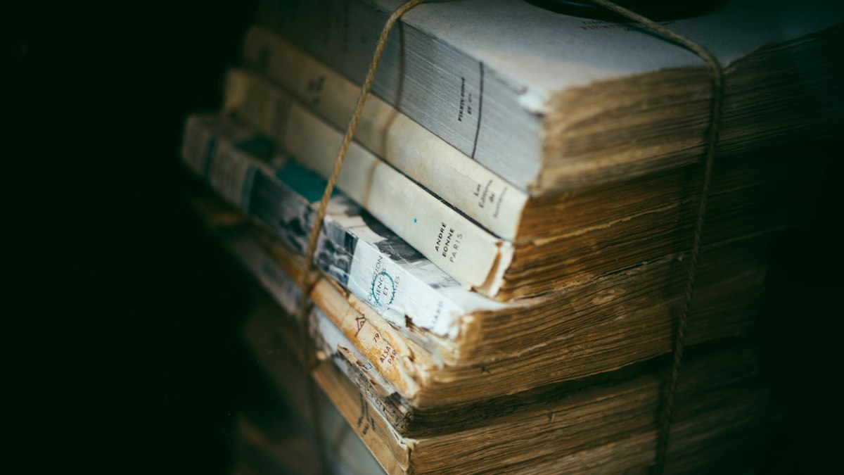 紐で束ねられた古い書物