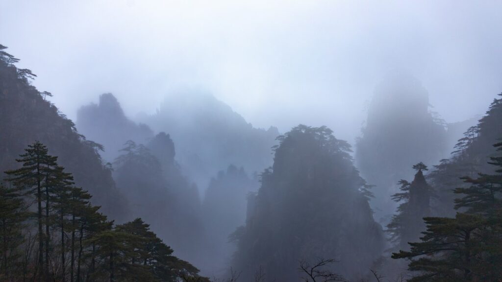 霧に包まれた中国の山々