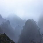 霧に包まれた中国の山々