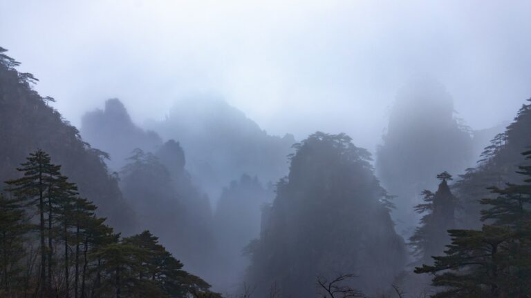 霧に包まれた中国の山々
