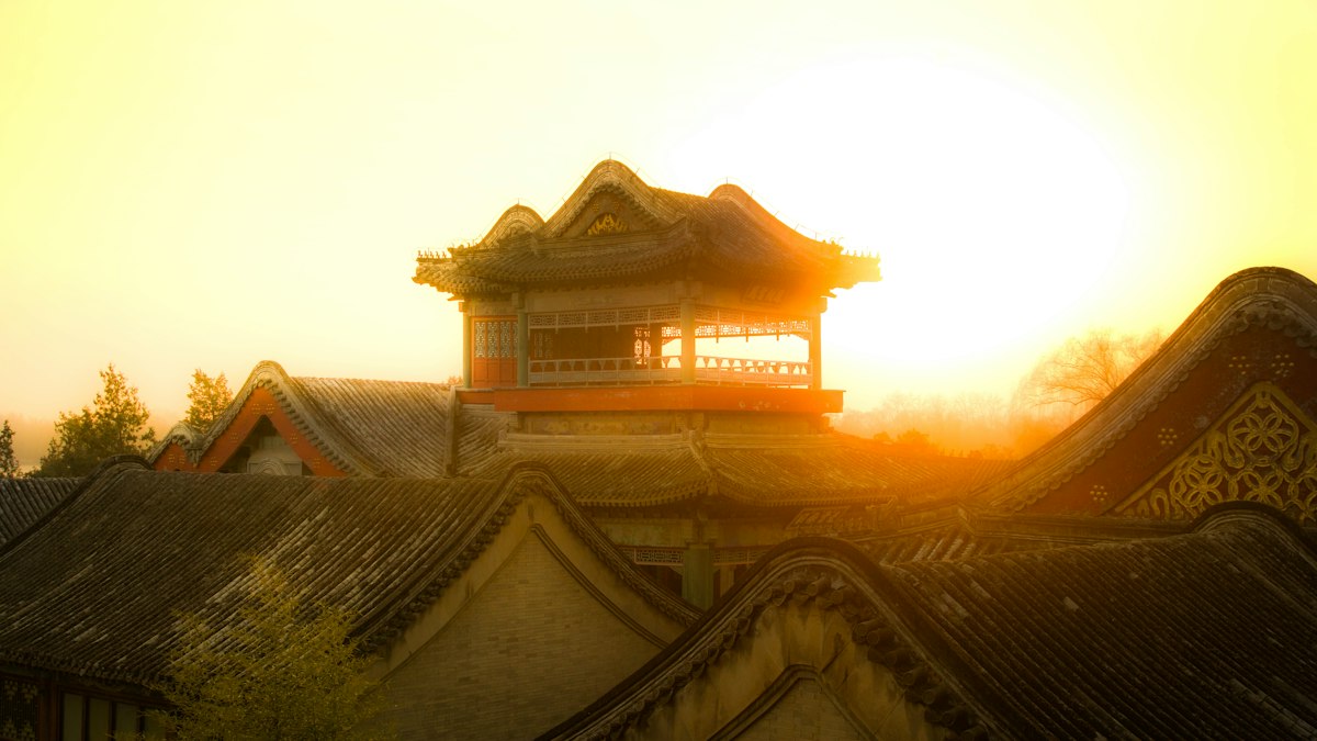 夕日に照らされる中国式の瓦屋根