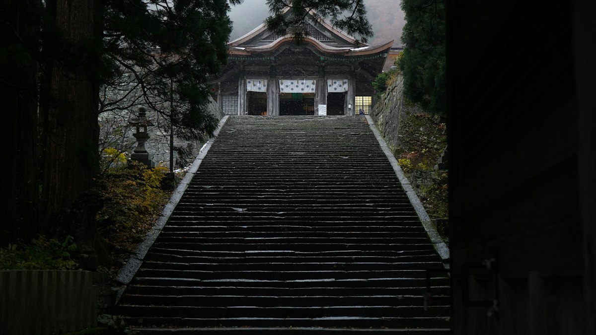 寺へと続く長い石段
