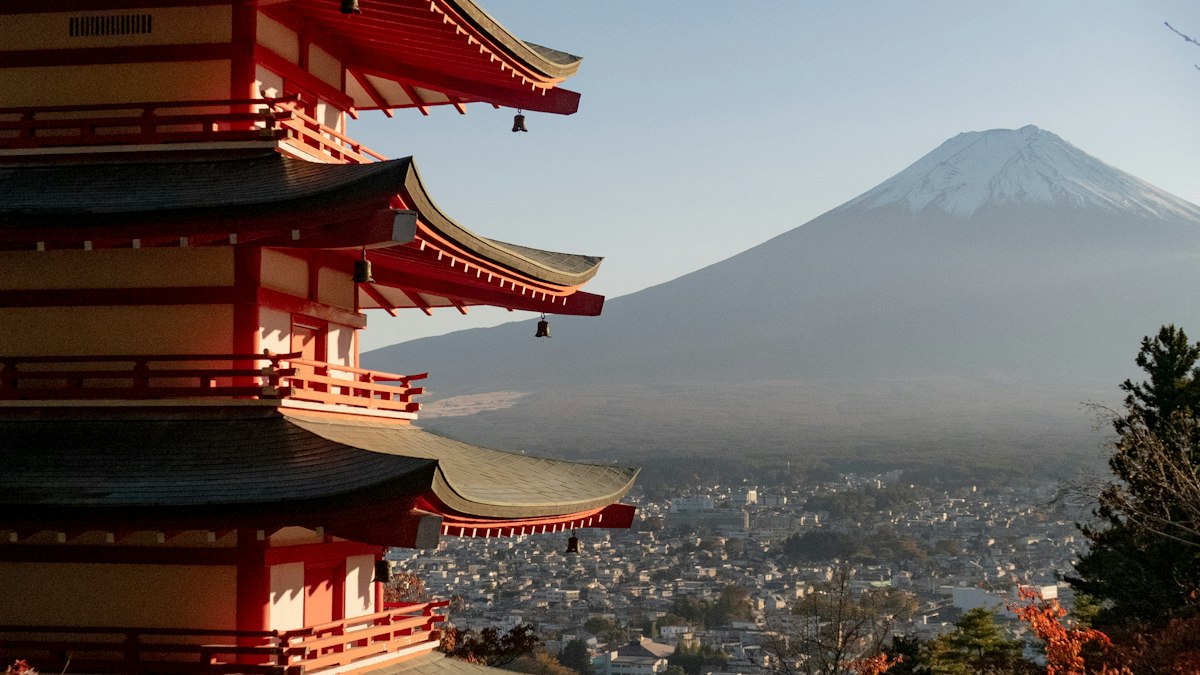 紅葉の季節の五重塔と富士山