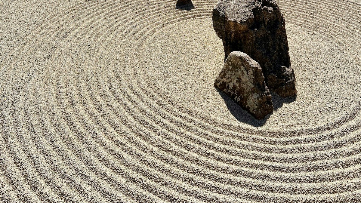 砂紋を描いた枯山水の石庭