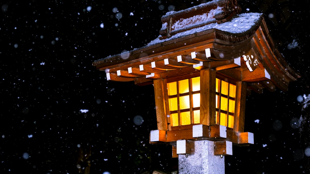 雪の降る夜に灯る灯籠