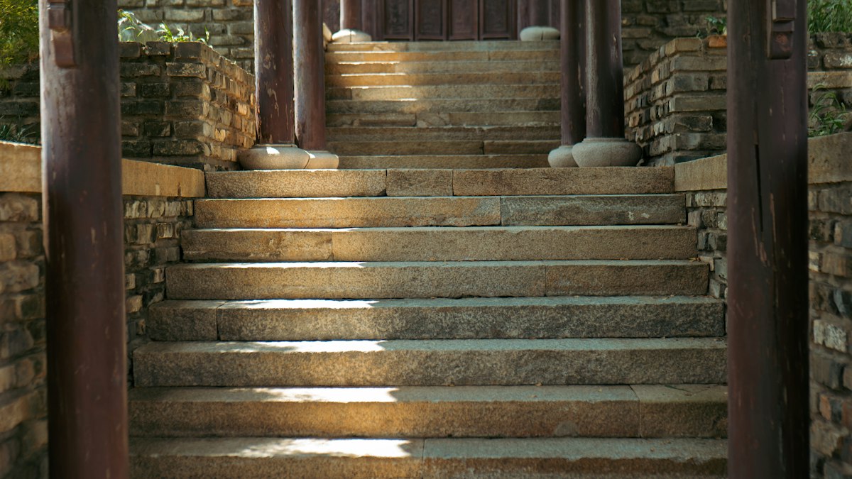 光が差す寺の石段