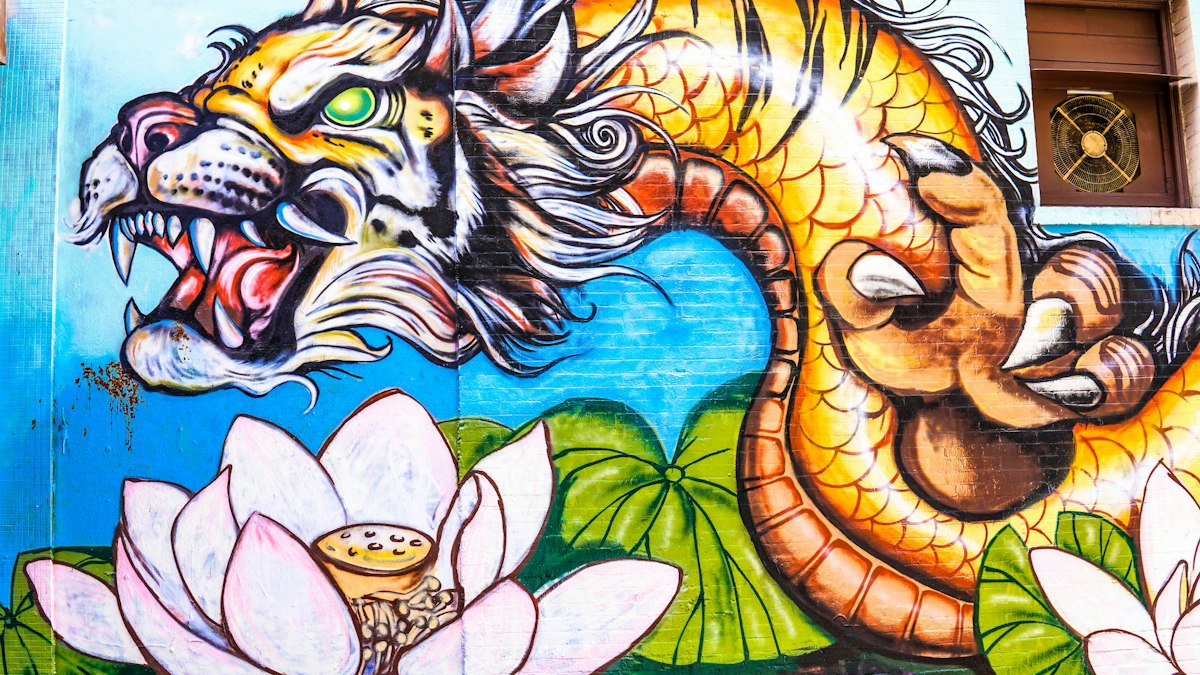 龍と蓮の花を描いた壁画