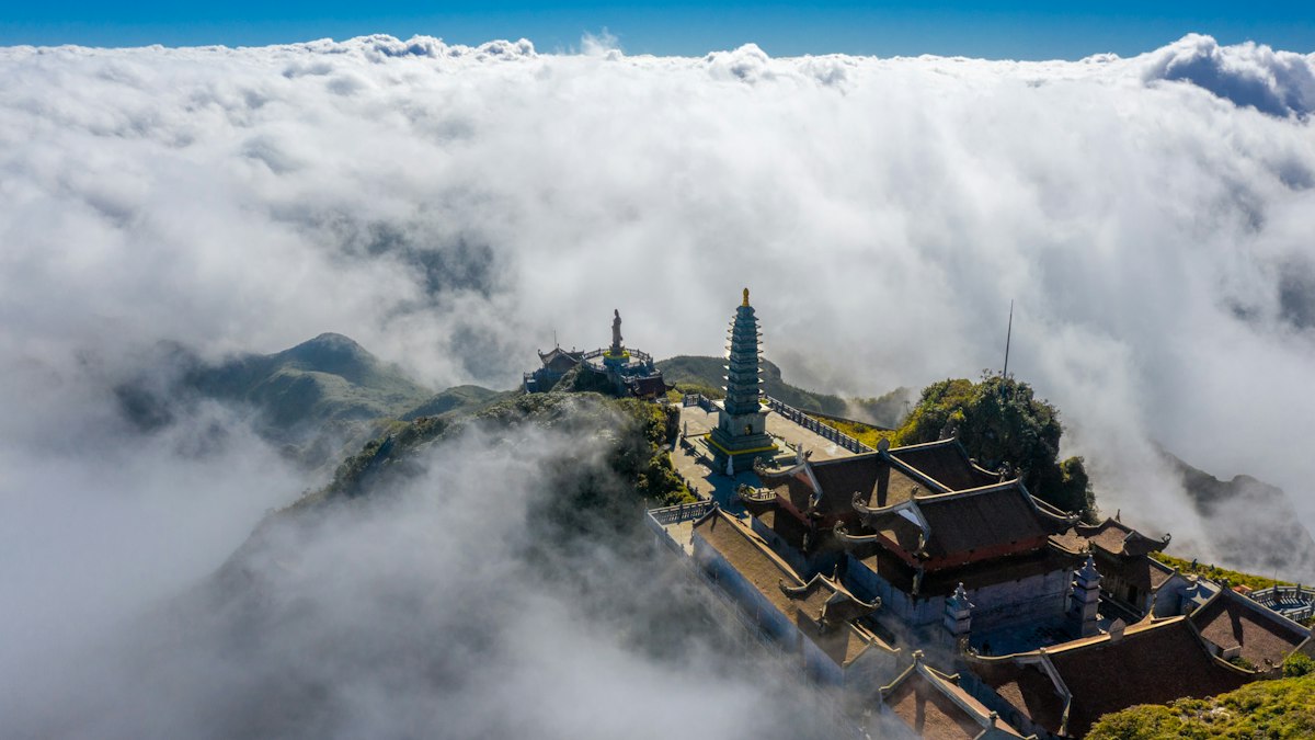 雲海を突いてそびえる山頂の寺院