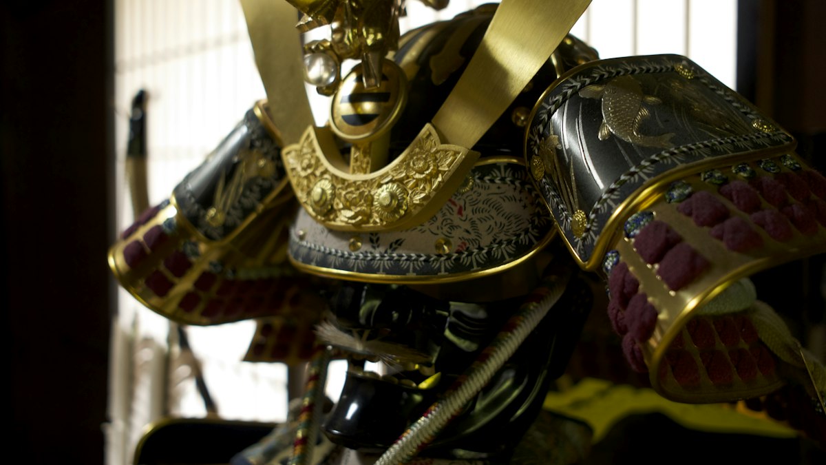 金の飾りがついた武将の兜と鎧