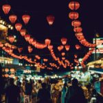 赤い提灯が連なる夜市を行き交う人々