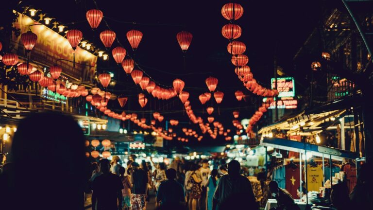赤い提灯が連なる夜市を行き交う人々