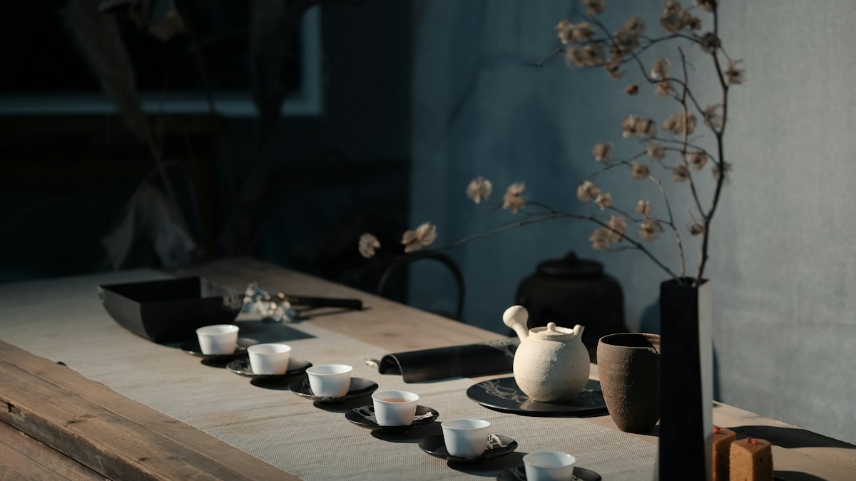 木の卓に並べられた白い茶器と急須