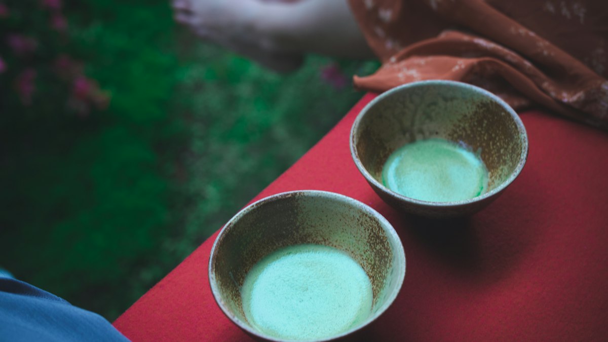赤い敷物の上に並んだ二つの抹茶碗