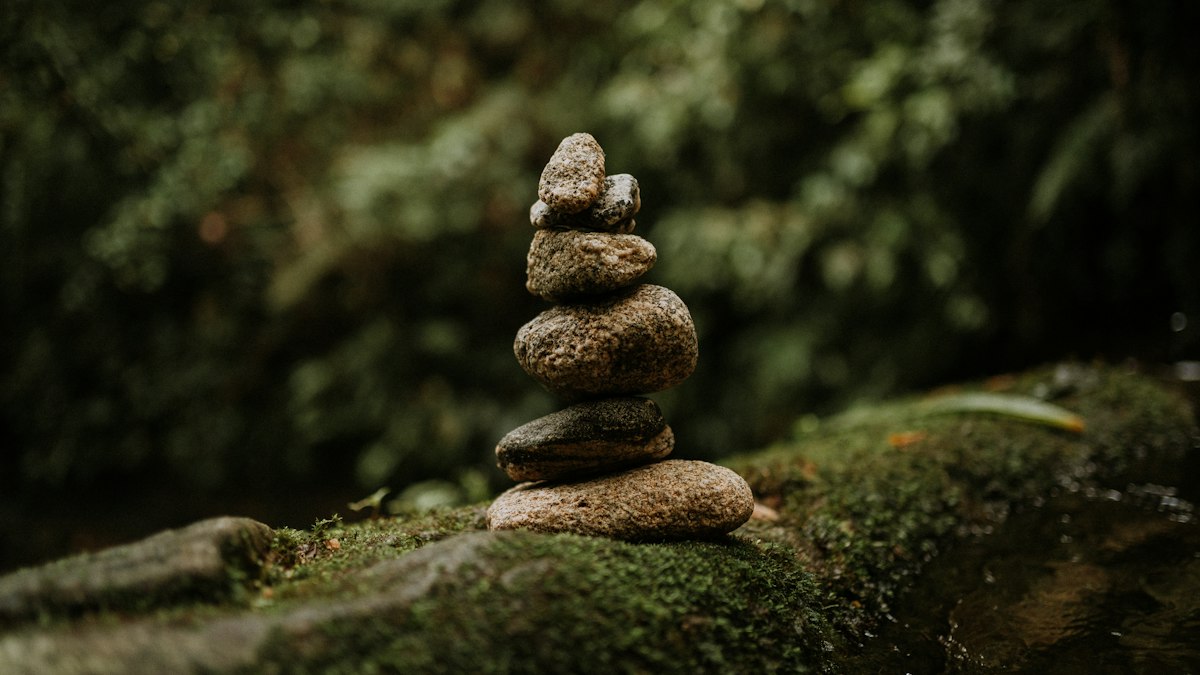 苔むした岩の上に積み上げられた石