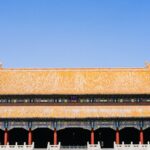 左右対称に整った中国の宮殿と黄金色の屋根