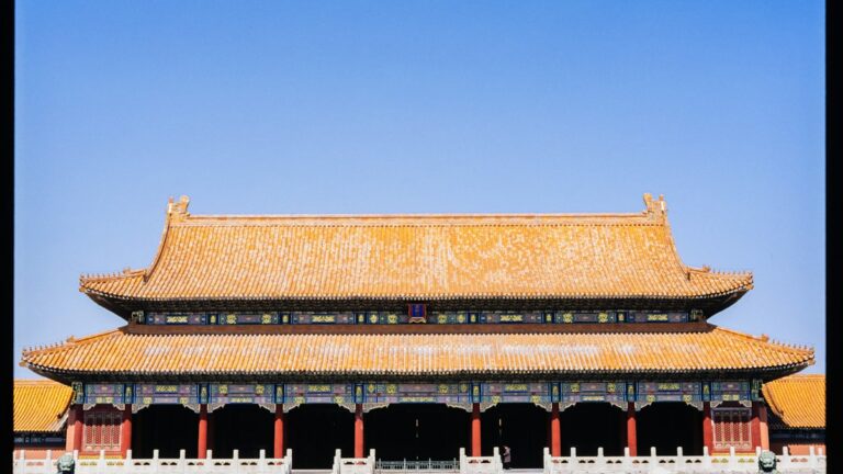 左右対称に整った中国の宮殿と黄金色の屋根