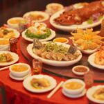 赤い円卓いっぱいに並んだ中華料理