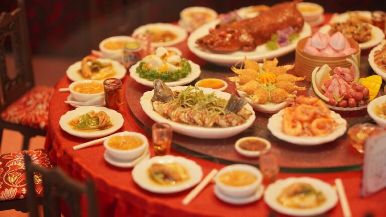 赤い円卓いっぱいに並んだ中華料理