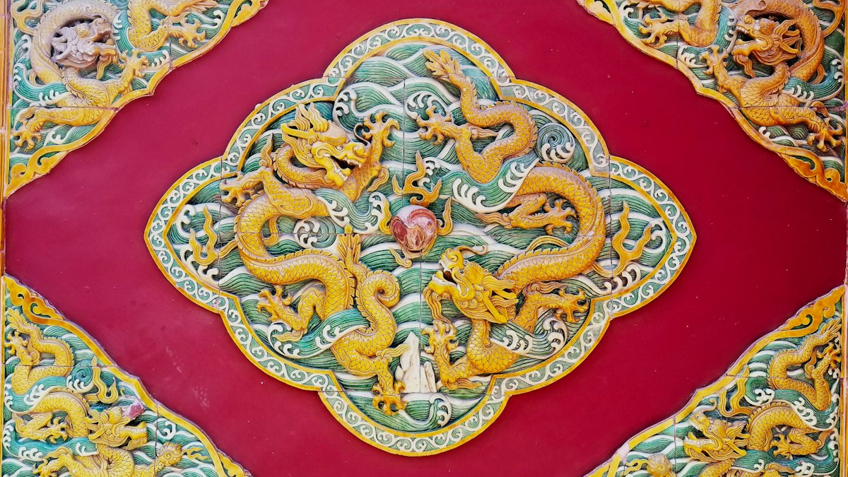 金色の龍が描かれた赤い中国の装飾