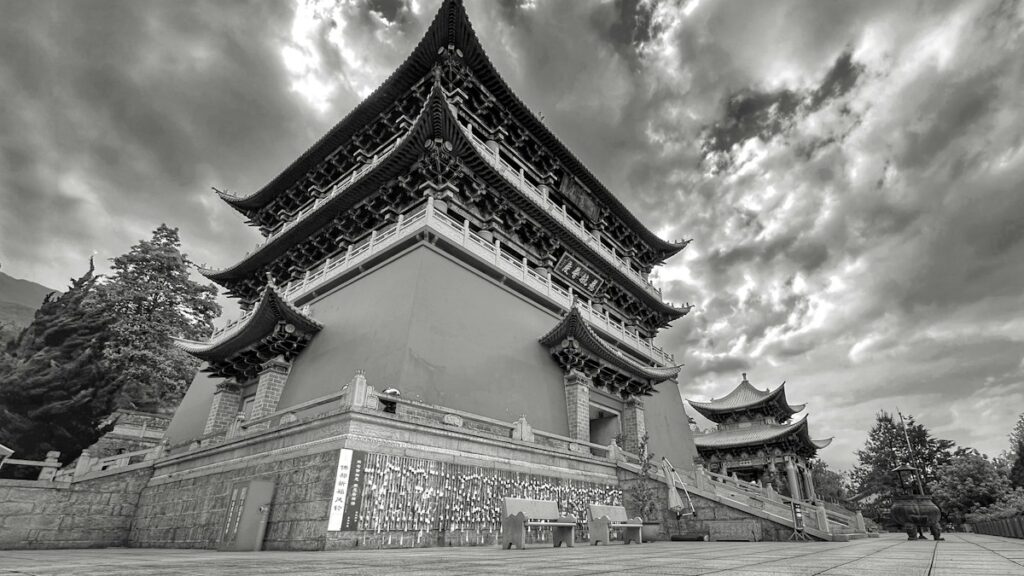 重い雲が垂れこめる空の下に建つ古い中国の楼閣