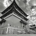 重い雲が垂れこめる空の下に建つ古い中国の楼閣