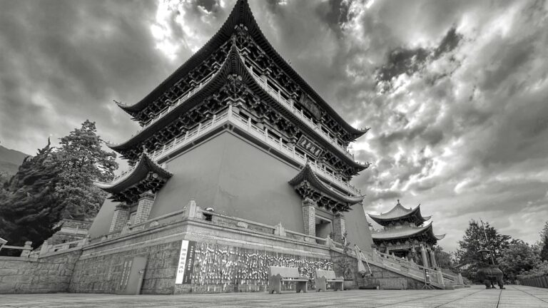 重い雲が垂れこめる空の下に建つ古い中国の楼閣