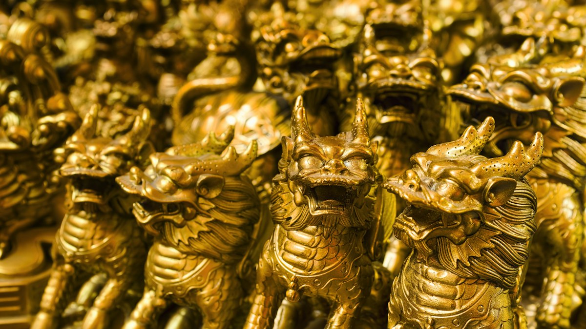 ずらりと並んだ金色の霊獣の置物