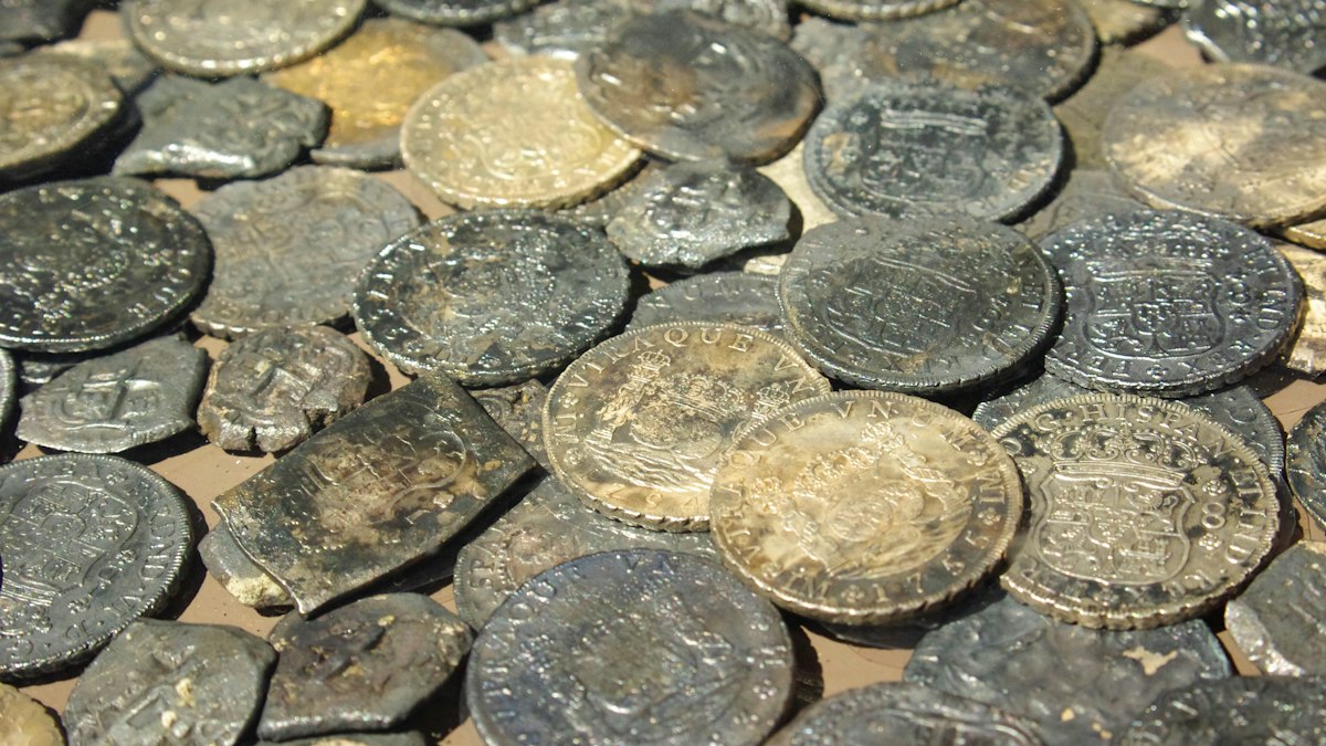 くすんで積み重なった古い銀貨