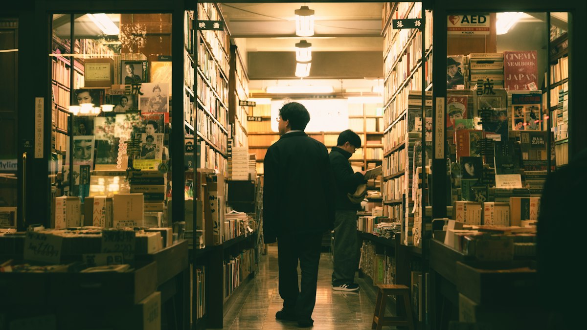 本がぎっしり並ぶ夜の古書店