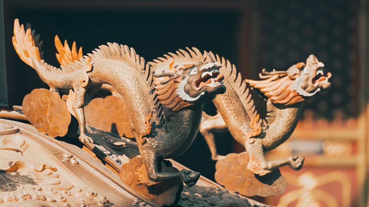金色の龍の置物