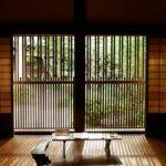 格子戸越しに庭が見える静かな和室