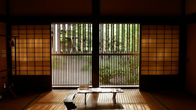 格子戸越しに庭が見える静かな和室