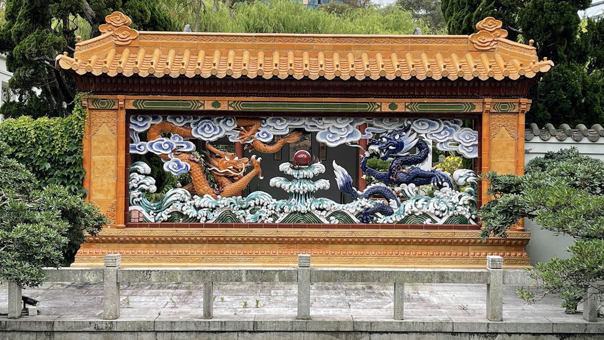 龍の浮き彫りを施した中国の照壁