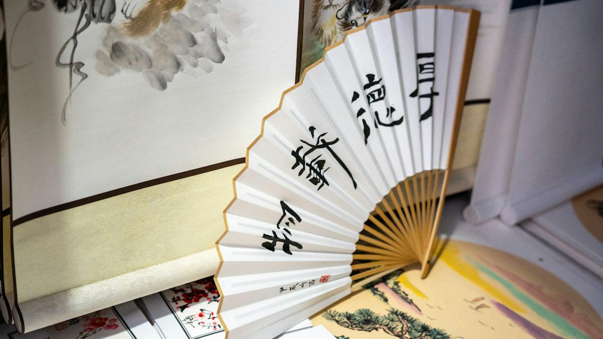 漢字を書いた扇と水墨画