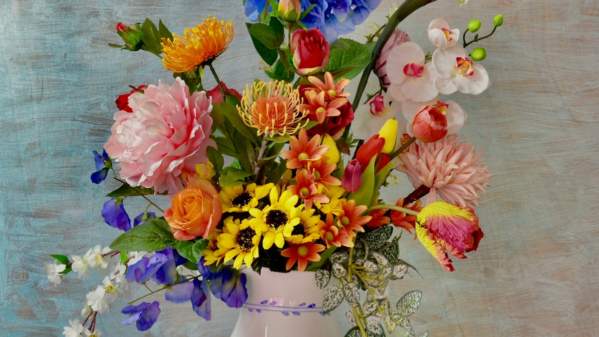 色とりどりの花を生けた花器