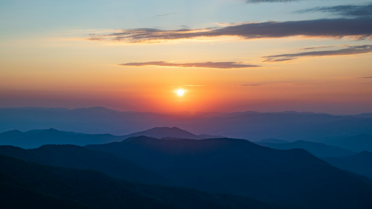 朝日に照らされて重なる山の稜線