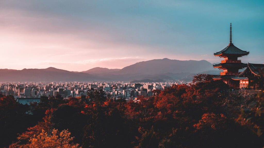夕暮れの空と紅葉に囲まれた五重塔