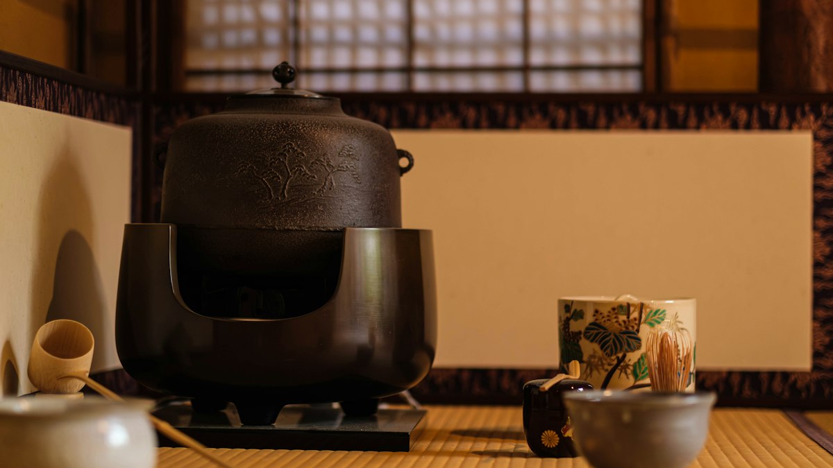 和室に置かれた茶釜と茶道具