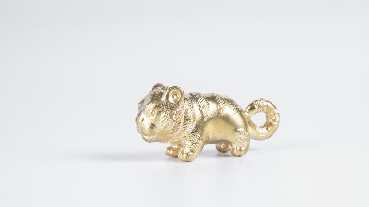 金色の虎の置物