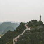 山の尾根に沿って塔へ続く長い石段