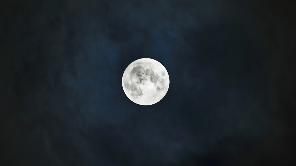 夜空に浮かぶ満月