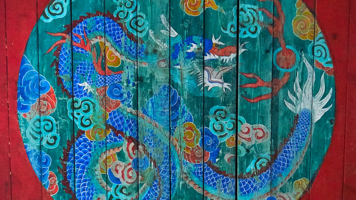 円の中に描かれた青い龍の絵