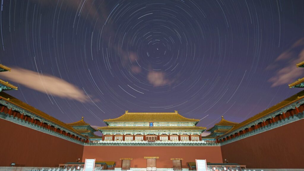 古い宮殿の上で北極星のまわりを巡る星の軌跡
