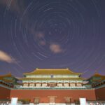 古い宮殿の上で北極星のまわりを巡る星の軌跡