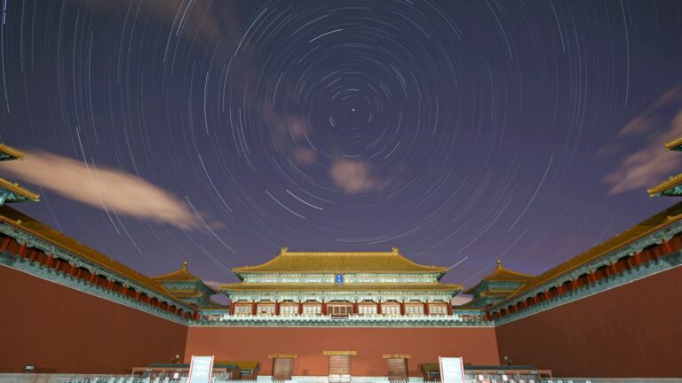 古い宮殿の上で北極星のまわりを巡る星の軌跡